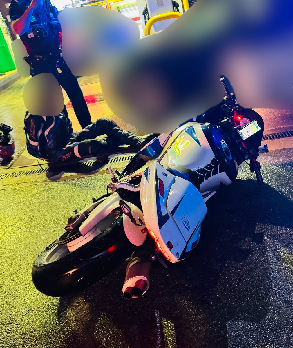 Trafficwmp's tweet photo. #RoadCrimeTeam officers saw this suspected stolen motorbike in Halesowen riding with no plate on it. It stopped at a petrol station where it was blocked in &amp; the rider was removed from the bike as he resisted officers &amp; attempted to make off from us. https://t.co/edGBAgfQau
