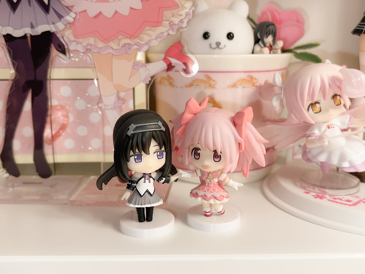 kiumimi_'s tweet photo. Wait… did you guys know that they can hold hands!?? https://t.co/lftinNasAw