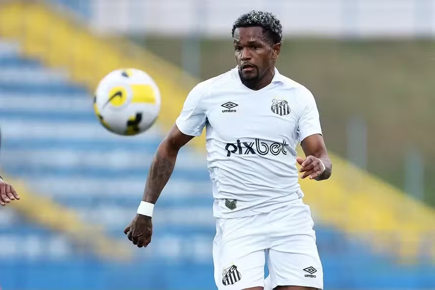 liberta___depre's tweet photo. Renyer Oliveira, lateral-direito do Santos atualmente emprestado ao Vila Nova, também foi alvo da operação da Polícia Civil do Espírito Santo, que apura um suposto envolvimento do atleta com uma organização criminosa ligada ao  tráfico de drogas e ao tráfico interestadual de armas. O jogador não foi preso.

Via: @JornalOGlobo 

📷Santos