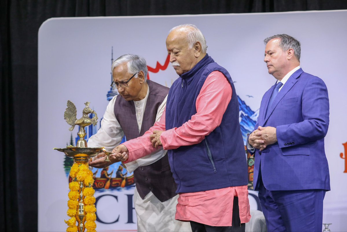 hindu_canadian's tweet photo. 🇨🇦🕉️ A LANDMARK MOMENT FOR CANADIAN HINDUS

Pujaniya Dr. Mohan Bhagwat Ji, Sarsanghchalak of the Rashtriya Swayamsevak Sangh (RSS), addressed “HINDU VISHWA BANDHU: Embrace the World with Friendship” in Toronto, bringing together 2,000+ participants from all 10 provinces of Canada, with the support of 175+ organisations. 🇨🇦

Rooted in the timeless Hindu civilizational ideal of “Vasudhaiva Kutumbakam” — The World Is One Family, the gathering celebrated Hindu identity and heritage while sharing a universal message:

Friendship over division. Dialogue over distance. Mutual respect over misunderstanding. Shared responsibility for the country we all call home.

Dr. Bhagwat Ji spoke on character, social harmony, seva, cultural continuity and collective responsibility, highlighting how remaining rooted in one’s heritage can go hand in hand with contributing positively and meaningfully to Canadian society.

The gathering was honoured by the presence of The Honourable Jason Kenney, former Premier of Alberta and former federal Cabinet Minister, as Chief Guest, and Shri Kashmir Singh Dhaliwal of the Khalsa Diwan Society and the historic Ross Street Gurdwara as Guest of Honour, reflecting the longstanding bonds of friendship and shared heritage between Hindu and Sikh communities in Canada. 🤝

Organised by CHORD — Canadian Hindus for Outreach, Relations and Dialogue, Hindu Vishwa Bandhu brought communities, organisations, institutions and generations together to strengthen outreach, build relationships and encourage meaningful dialogue between Canadian Hindus and the broader Canadian society.

🇨🇦 Rooted in heritage. Open in dialogue. United in friendship. Committed to Canada.

🌎🙏 वसुधैव कुटुम्बकम् | Vasudhaiva Kutumbakam | The World Is One Family

📢 Canadian Media:
@CBCNews @CTVNews @globalnews @globalnewsto @CP24 @CityNewsTO @globeandmail @TorontoStar @nationalpost @TheTorontoSun @CdnPress

#MohanBhagwat #RSS #HinduVishwaBandhu #VasudhaivaKutumbakam #CanadianHindus #HindusInCanada #HinduCanadian #HinduHeritage #HinduCulture #HinduSikhUnity #HinduSikhBrotherhood #Seva #SocialHarmony #CommunityUnity #InterfaithDialogue #Toronto #Canada #IndiaCanada #CanadaIndia #StrongerTogether #OneFamily