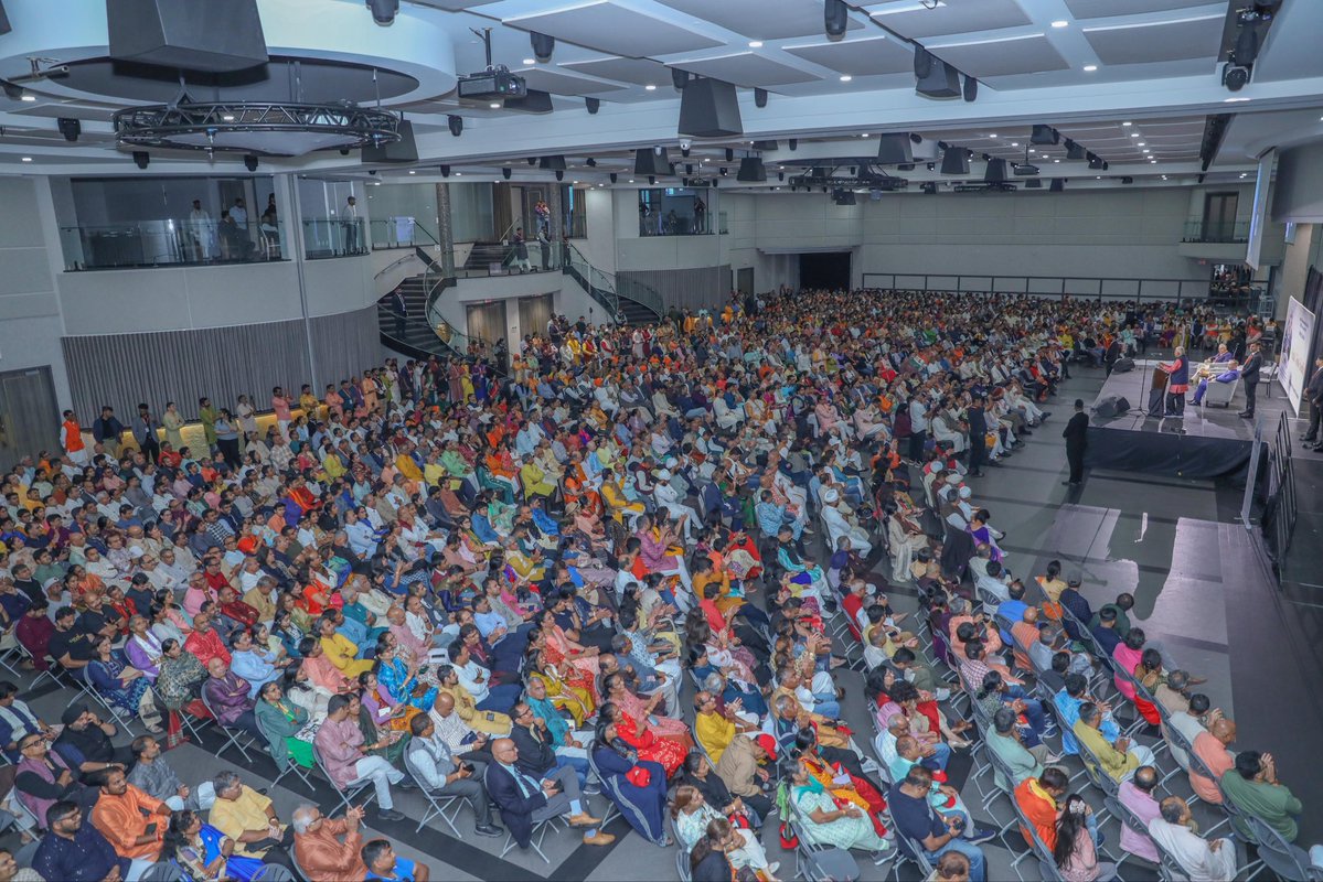 hindu_canadian's tweet photo. 🇨🇦🕉️ A LANDMARK MOMENT FOR CANADIAN HINDUS

Pujaniya Dr. Mohan Bhagwat Ji, Sarsanghchalak of the Rashtriya Swayamsevak Sangh (RSS), addressed “HINDU VISHWA BANDHU: Embrace the World with Friendship” in Toronto, bringing together 2,000+ participants from all 10 provinces of Canada, with the support of 175+ organisations. 🇨🇦

Rooted in the timeless Hindu civilizational ideal of “Vasudhaiva Kutumbakam” — The World Is One Family, the gathering celebrated Hindu identity and heritage while sharing a universal message:

Friendship over division. Dialogue over distance. Mutual respect over misunderstanding. Shared responsibility for the country we all call home.

Dr. Bhagwat Ji spoke on character, social harmony, seva, cultural continuity and collective responsibility, highlighting how remaining rooted in one’s heritage can go hand in hand with contributing positively and meaningfully to Canadian society.

The gathering was honoured by the presence of The Honourable Jason Kenney, former Premier of Alberta and former federal Cabinet Minister, as Chief Guest, and Shri Kashmir Singh Dhaliwal of the Khalsa Diwan Society and the historic Ross Street Gurdwara as Guest of Honour, reflecting the longstanding bonds of friendship and shared heritage between Hindu and Sikh communities in Canada. 🤝

Organised by CHORD — Canadian Hindus for Outreach, Relations and Dialogue, Hindu Vishwa Bandhu brought communities, organisations, institutions and generations together to strengthen outreach, build relationships and encourage meaningful dialogue between Canadian Hindus and the broader Canadian society.

🇨🇦 Rooted in heritage. Open in dialogue. United in friendship. Committed to Canada.

🌎🙏 वसुधैव कुटुम्बकम् | Vasudhaiva Kutumbakam | The World Is One Family

📢 Canadian Media:
@CBCNews @CTVNews @globalnews @globalnewsto @CP24 @CityNewsTO @globeandmail @TorontoStar @nationalpost @TheTorontoSun @CdnPress

#MohanBhagwat #RSS #HinduVishwaBandhu #VasudhaivaKutumbakam #CanadianHindus #HindusInCanada #HinduCanadian #HinduHeritage #HinduCulture #HinduSikhUnity #HinduSikhBrotherhood #Seva #SocialHarmony #CommunityUnity #InterfaithDialogue #Toronto #Canada #IndiaCanada #CanadaIndia #StrongerTogether #OneFamily