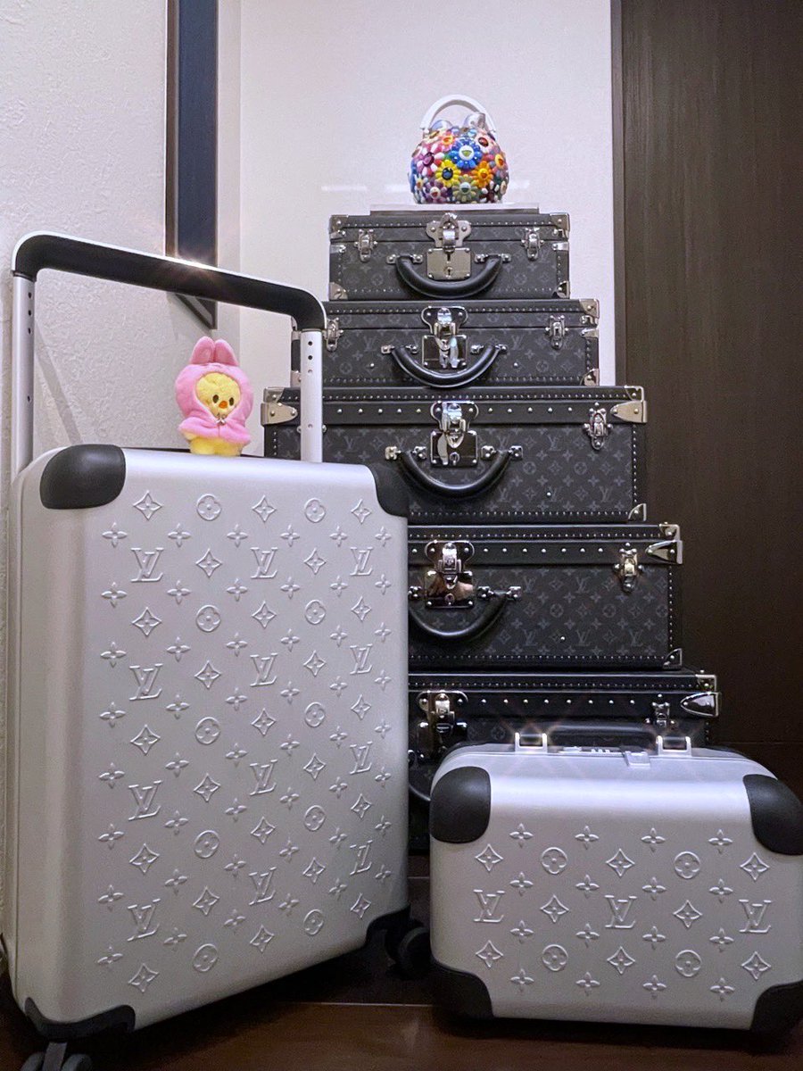 bts_chii1230's tweet photo. 空港でサセンに蹴られたピリちゃんのヴィトンのキャリーケース、平野紫耀くんも持ってたし私お揃いで買ったけど、あれ72万円するからね？！
あれだけ強く蹴ったら表面に傷付いてそうで許せない…🥶
チャニがbubbleで怒るのも当然🫧❌
スタッフのスーツケースと思ったにしてもありえない…☠️💢
#필릭스 https://t.co/hpjIa8nlNZ