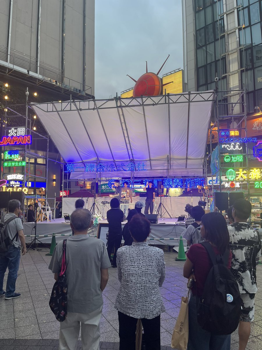 sen24618654's tweet photo. 蒲田夜市。
DJとラッパーで楽しそう。
踊り出しそうになってもた。
#蒲田夜市 https://t.co/OjeAlAjZ2o