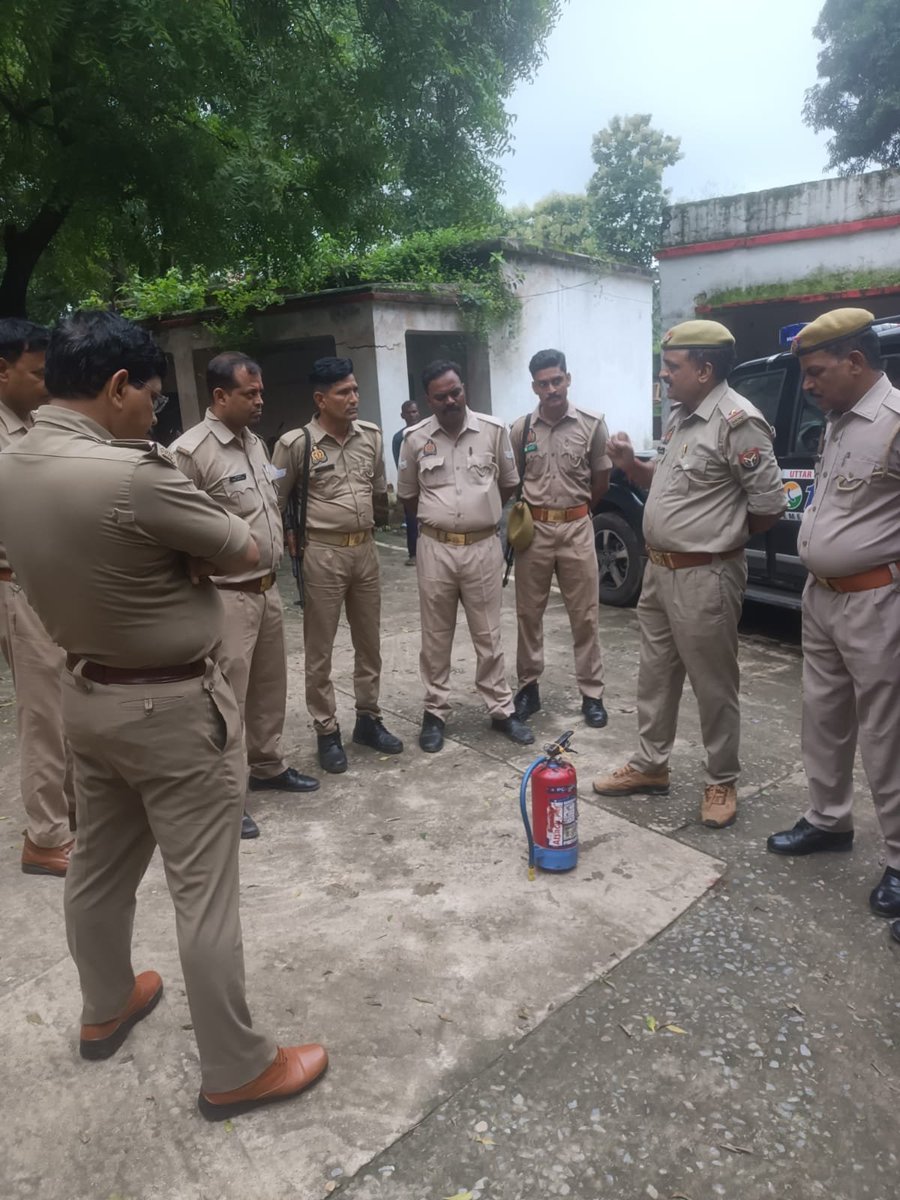 mirzapurfire's tweet photo. #dgupfireservice महोदय के आदेशानुसार व #spmirzapur #cfomirzapur महोदय के निर्देशन में #fsomirzapur द्वारा जनपद मीरजापुर के PS-मड़िहान पर उपस्थित अधिकारी/कर्मचारियों को अग्निसुरक्षा/जीवरक्षा के प्रति जागरूक किया गया।@UPGovt @Uppolice @fireserviceup @DM_MIRZAPUR @mirzapurpolice https://t.co/Ounat8tuoU