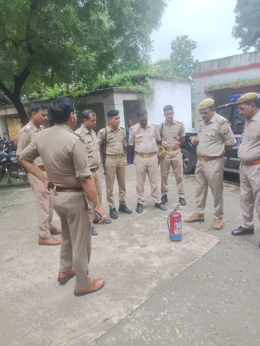 mirzapurfire's tweet photo. #dgupfireservice महोदय के आदेशानुसार व #spmirzapur #cfomirzapur महोदय के निर्देशन में #fsomirzapur द्वारा जनपद मीरजापुर के PS-मड़िहान पर उपस्थित अधिकारी/कर्मचारियों को अग्निसुरक्षा/जीवरक्षा के प्रति जागरूक किया गया।@UPGovt @Uppolice @fireserviceup @DM_MIRZAPUR @mirzapurpolice https://t.co/Ounat8tuoU
