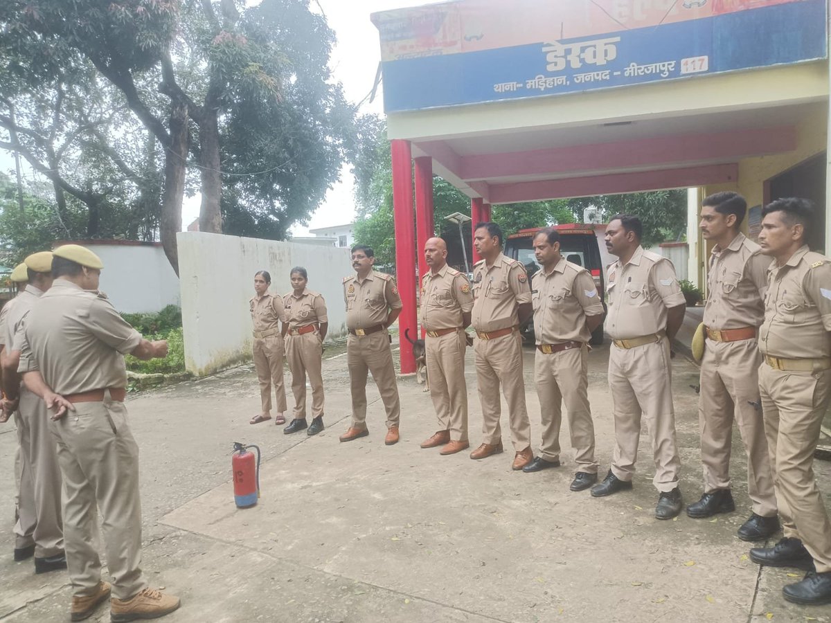 mirzapurfire's tweet photo. #dgupfireservice महोदय के आदेशानुसार व #spmirzapur #cfomirzapur महोदय के निर्देशन में #fsomirzapur द्वारा जनपद मीरजापुर के PS-मड़िहान पर उपस्थित अधिकारी/कर्मचारियों को अग्निसुरक्षा/जीवरक्षा के प्रति जागरूक किया गया।@UPGovt @Uppolice @fireserviceup @DM_MIRZAPUR @mirzapurpolice https://t.co/Ounat8tuoU