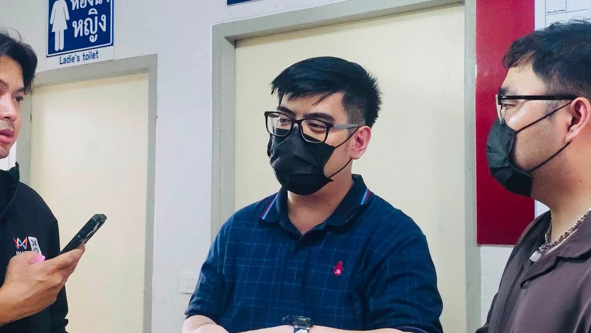 korfor29's tweet photo. 🔴 แพทย์ผู้ขับขี่รถยนต์เก๋ง ชนนักศึกษา เปิดใจยอมรับผิดฝ่าสัญญาณไฟ ยืนยันไม่ได้เมาและพยายาม CPR ช่วยเหลือผู้บาดเจ็บทันที

จากกรณีอุบัติเหตุรถยนต์ชนรถจักรยานยนต์บริเวณแยกนางแล อ.เมือง จ.เชียงราย เมื่อวันที่ 25 สิงหาคม 2569 ที่ผ่านมา โดยล่าสุดเมื่อเวลา 14.00 น.วันที่ 31 สิงหาคม 2569 นายแพทย์กมล (สงวนนามสกุล) ผู้ขับขี่รถยนต์เก๋งคันเกิดเหตุ พร้อมด้วย นายสุงิจักขณ์ จันดาพันธ์ รองคณะบดี สำนักวิชานิติศาสตร์ มหาวิทยาลัยแม่ฟ้าหลวง ดร.ณัฐดนัย นาจันทร์  สํานักวิชานิติศาสตร์ มหาวิทยาลัยแม่ฟ้าหลวง  รองศาสตราจารย์ นายแพทย์ ปรีชา สุนทรานันท์ ผู้แทนจากสํานักวิชาแพทยศาสตร์ มหาวิทยาลัยแม่ฟ้าหลวง ได้เดินทางมาพบ ร.ต.ท.ภานุวัฒน์ อาจสูงเนิน พนักงานสอบสวน สภ.บ้านดู่ เพื่อสอบปากคำเพิ่มเติมและรับทราบข้อกล่าวหา ก่อนจะออกมาให้สัมภาษณ์กับสื่อมวลชน

โดยนายแพทย์กมล (สงวนนามสกุล) เปิดเผยว่า ก่อนเกิดเหตุตนเองกำลังขับรถกลับจากที่ทำงานในตัวเมืองเชียงรายเพื่อมุ่งหน้ากลับหอพักภายในมหาวิทยาลัยฯ  เมื่อมาถึงจุดเกิดเหตุซึ่งเป็นช่วงสัญญาณไฟส้ม ด้วยความประมาทและอยากกลับถึงหอพักเร็ว จึงตัดสินใจเร่งเครื่องฝ่าไฟจราจรออกไป โดยยอมรับว่าไม่ได้เบรกรถและมองไม่เห็นรถจักรยานยนต์ของคู่กรณีที่จอดติดไฟแดงอยู่ จนกระทั่งในเสี้ยววินาทีสุดท้ายก่อนกระแทก จึงตกใจและพยายามหักหลบแต่ไม่ทัน 

ทั้งนี้ ยืนยันว่าไม่ได้มีการดื่มแอลกอฮอล์หรือมีอาการมึนเมา เนื่องจากขับรถออกมาจากที่ทำงานโดยตรง และผลตรวจวัดระดับแอลกอฮอล์ในเลือดก็มีค่าเป็นศูนย์

ภายหลังเกิดเหตุ แพทย์ผู้ก่อเหตุระบุว่า เมื่อตั้งสติได้และสำรวจตนเองว่าไม่ได้รับบาดเจ็บ จึงรีบลงจากรถไปดูผู้ประสบเหตุทันที โดยในตอนแรกเห็นผู้บาดเจ็บในรัศมีสายตา 2 คน คนหนึ่งยังมีอาการดิ้นได้ แต่อีกคนหนึ่งนอนนิ่งไม่มีชีพจร จึงรีบเข้าไปช่วยเหลือคนที่มีอาการหนักที่สุดก่อน ด้วยการล็อกคอและประคองหมุนตัวเพื่อเตรียมทำ CPR รวมถึงช่วยยกคางเปิดปากเพื่อเปิดทางเดินหายใจ 

ส่วนกระแสข่าวในโซเชียล ที่ระบุว่าตนเองพูดขอความเห็นใจเรื่องอนาคตการทำงานนั้น ยืนยันว่าจำไม่ได้ว่าได้พูดหรือไม่ หรืออาจเป็นการสื่อสารที่ทำให้เข้าใจผิด แต่ในบริบทเวลานั้นไม่ได้มีเจตนาเช่นนั้น ที่ผ่านมาได้ร่วมงานศพ ช่วยค่าทำศพเบื้องต้น และพยายามพูดคุยขอโทษครอบครัวผู้สูญเสียอย่างต่อเนื่อง แม้ในช่วงแรกทางญาติอาจยังไม่พร้อมเจรจาจนต้องเว้นระยะห่างไว้บ้าง แต่ยืนยันว่าจะไม่หนีและยินดีรับผิดชอบเยียวยาชดใช้ค่าเสียหายทั้งหมดจนกว่าครอบครัวผู้เสียหายจะพอใจ

ทางด้าน ดร.ณัฐดนัย นาจันทร์  สํานักวิชานิติศาสตร์ ม.แม่ฟ้าหลวง  เปิดเผยว่า ทางคณะและผู้บริหารได้ลงพื้นที่จุดเกิดเหตุและติดตามเรื่องตั้งแต่วันแรก โดยระยะแรกมุ่งเน้นไปที่การประสานงานส่งร่างของผู้เสียชีวิตทั้ง 2 รายกลับภูมิลำเนา สำหรับขั้นตอนทางกฎหมาย สํานักวิชานิติศาสตร์ได้รับมอบหมายจากท่านคณบดี ให้เข้ามาดูแลบริหารจัดการ โดยได้ตั้งคณะทำงานขึ้นมาติดตามคดีอาญาอย่างใกล้ชิดเพื่อให้เป็นไปตามระเบียบและขั้นตอนของกฎหมาย พร้อมทั้งดูแลเรื่องสวัสดิการ ประกันชีวิต และเงินชดเชยต่างๆ ให้แก่ผู้เสียชีวิต

นอกจากนี้ ทางสํานักวิชาฯ ได้มอบหมายให้ทีมทนายความซึ่งเป็นศิษย์เก่า เข้ามาช่วยเจรจาเรียกร้องค่าเสียหายตามกฎหมายให้กับครอบครัวผู้สูญเสีย ต้องขอขอบคุณครอบครัวของผู้เสียชีวิต ที่ให้ความไว้วางใจสํานักวิชานิติศาสตร์ เข้ามาดูแล พร้อมยืนยันต่อสังคมอย่างชัดเจนว่า จะไม่มีการช่วยเหลือหรือปกป้องผู้กระทำผิดเพียงเพราะเป็นบุคลากรในมหาวิทยาลัยเดียวกันอย่างแน่นอน ผิดถูกอย่างไรต้องว่ากันไปตามพยานหลักฐานและกฎหมาย

ด้าน รองศาสตราจารย์ นายแพทย์ ปรีชา สุนทรานันท์ ผู้แทนจากสํานักวิชาแพทยศาสตร์ มหาวิทยาลัยแม่ฟ้าหลวง ในฐานะผู้บังคับบัญชา ได้แสดงความเสียใจอย่างสุดซึ้งต่อเหตุการณ์ที่เกิดขึ้น พร้อมยืนยันว่ามหาวิทยาลัยมีนโยบายชัดเจนในการดำเนินการทุกอย่างให้ถูกต้องตามกฎหมาย เมื่อบุคลากรทำผิดก็ต้องรับผิดและแสดงความรับผิดชอบในการดูแลเยียวยาผู้ได้รับผลกระทบ โดยไม่มีการช่วยเหลือในทางที่ผิดหรือเบี่ยงเบนข้อเท็จจริงใดๆ ทั้งสิ้น

สำหรับอาการของผู้บาดเจ็บอีก 1 ราย ที่กำลังรักษาตัวอยู่นั้น แพทย์ผู้ดูแลระบุว่า ผู้ป่วยมีบาดแผล เล็กน้อยที่แขนและขา แต่ประเด็นสำคัญคือมีกระดูกใบหน้าหัก ซึ่งได้รับการดูแลจากแพทย์ผู้เชี่ยวชาญด้านศัลยกรรมตกแต่งอย่างใกล้ชิด ในช่วงแรกของการรักษาถือว่าทำได้ดี สัญญาณชีพต่างๆ (Vital signs) อยู่ในเกณฑ์คงที่ (Stable) ไม่มีอาการผิดปกติทางสมอง ประเมินแล้วอาการพ้นขีดอันตรายไปมากกว่าครึ่งหนึ่ง ซึ่งศูนย์การแพทย์ฯ มีศักยภาพและความพร้อมในการรักษาได้อย่างครบถ้วน โดยยังไม่มีความจำเป็นต้องส่งตัวไปรักษาต่อที่โรงพยาบาลอื่น 
#มฟล #เก๋งชนนักศึกษา 
Cr. ท้องถิ่นนิวส์