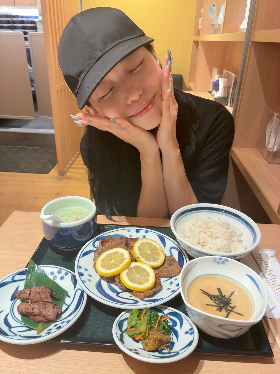 AsakaOfficial's tweet photo. 訳あって今日はダンスレッスンへ…💃
腹ペコだったので、ねぎしで夜ご飯 ·͜·♡

檸檬牛ロースはこのボリュームで脂質14g、たんぱく質34gとヘルシーなんです！
ご飯もおかわりして、しっかり食べました🍚✨

みんなもたくさん食べて、すくすく生きるのよ〜 https://t.co/wrTcO7ZYP6