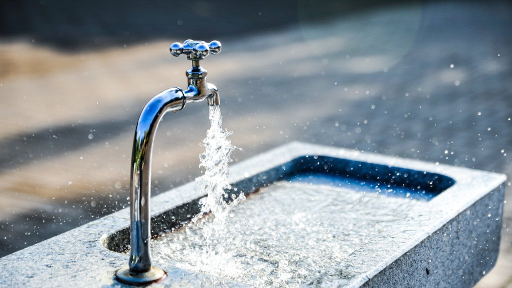Teleantioquia's tweet photo. 💧¡Recuerde! Desde hoy comienzan las interrupciones programadas de agua de EPM en algunos sectores de Medellín. Los cortes arrancan a las 6:00 p. m. y el servicio regresará a las 5:00 a. m. del día siguiente, según el sector.

🚰 Además, durante las suspensiones estarán disponibles carrotanques entre las 6:30 y las 9:30 p. m. para atender las necesidades de las comunidades afectadas. Recuerde consultar cuándo le corresponde la interrupción y almacenar solo el agua potable necesaria.