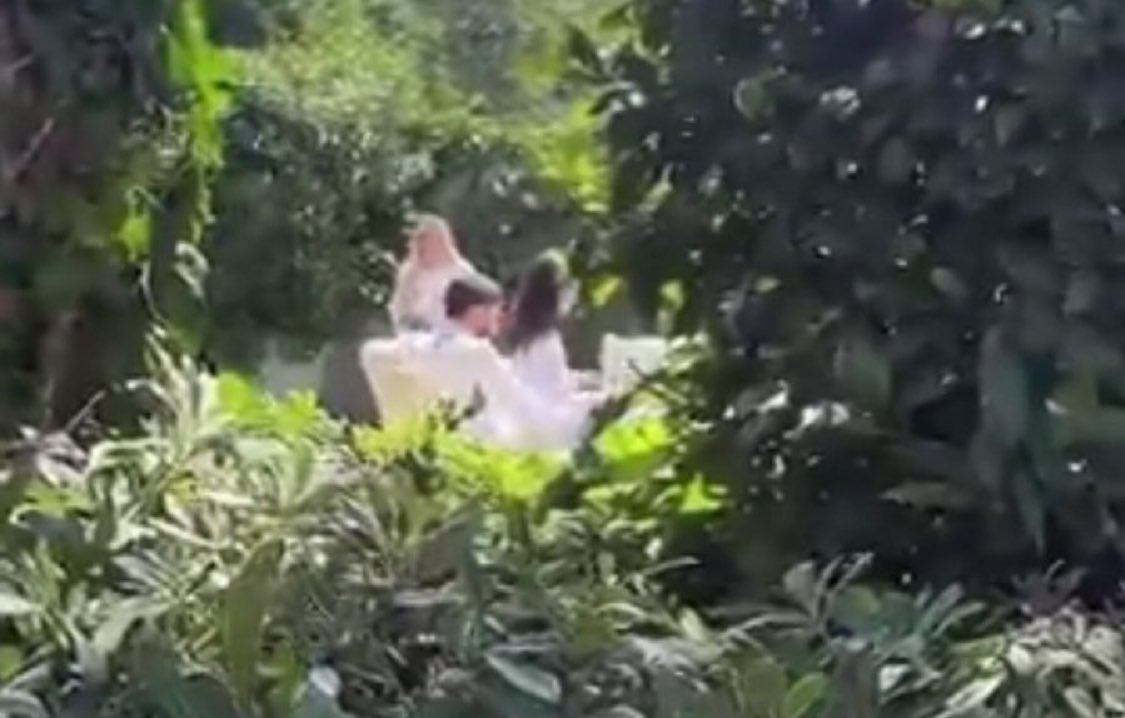 aysencc6's tweet photo. Leyla ve abiside sette olduğuna göre bir süre bu numara devam edecek. DefKad gizli köşelerde buluşacak. En sonunda Kadir patlayıp biz Leyla’yla boşandık zaten bizimki gerçek evlilik değildi ben defneyi seviyorum der sonra silah patlar. #MuhtemelAşk https://t.co/nsLNUH7ZyJ