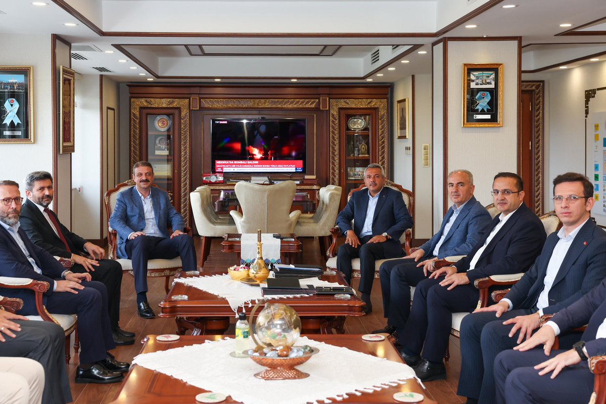 ihsanselimb's tweet photo. Vakıflar Genel Müdürümüz, kıymetli dostum Sayın Sinan Aksu’yu Rize’mizde ağırladım.

Ziyaretinde, ilimizde Vakıflar Genel Müdürlüğümüz tarafından yürütülen çalışmalar, devam eden ve planlanan projeler ile önümüzdeki döneme ilişkin programlarımızı değerlendirdik.

Rize’mizin tarihî ve kültürel mirasının korunması, vakıf eserlerimizin ihya edilmesi ve gelecek nesillere aktarılması adına yürütülen çalışmalara ilişkin değerlendirmelerde bulunduk.

Ziyareti ve Rize’mize yönelik yakın ilgisi için kıymetli dostum Sayın Sinan Aksu’ya teşekkür ediyorum.

@sinanaksu 
@VakiflarGM