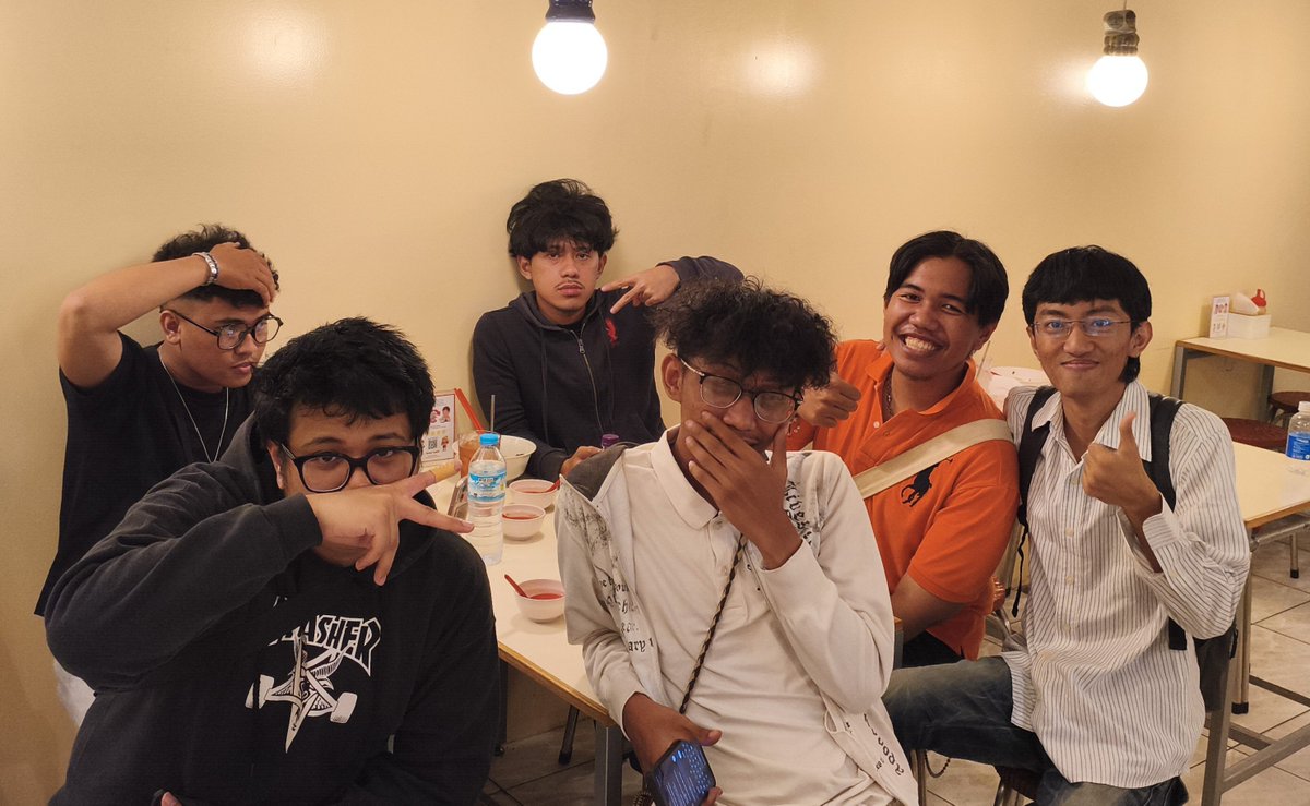 xxlynx__'s tweet photo. pengen punya lebih banyak waktu buat ngobrol sama ariq, viel, vander. tiap ketemu suka sebentar mulu ngobrol nya tapi seruuu..

inimah malah ketemu akbarr lagiiii suryaa lagiii dejhan lagii haduh cape deh https://t.co/s45xmHtx7w