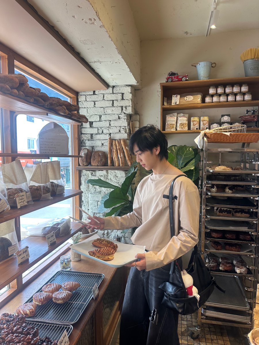 Louis_Thanawin's tweet photo. มิสยูว https://t.co/LBB2cff6kJ