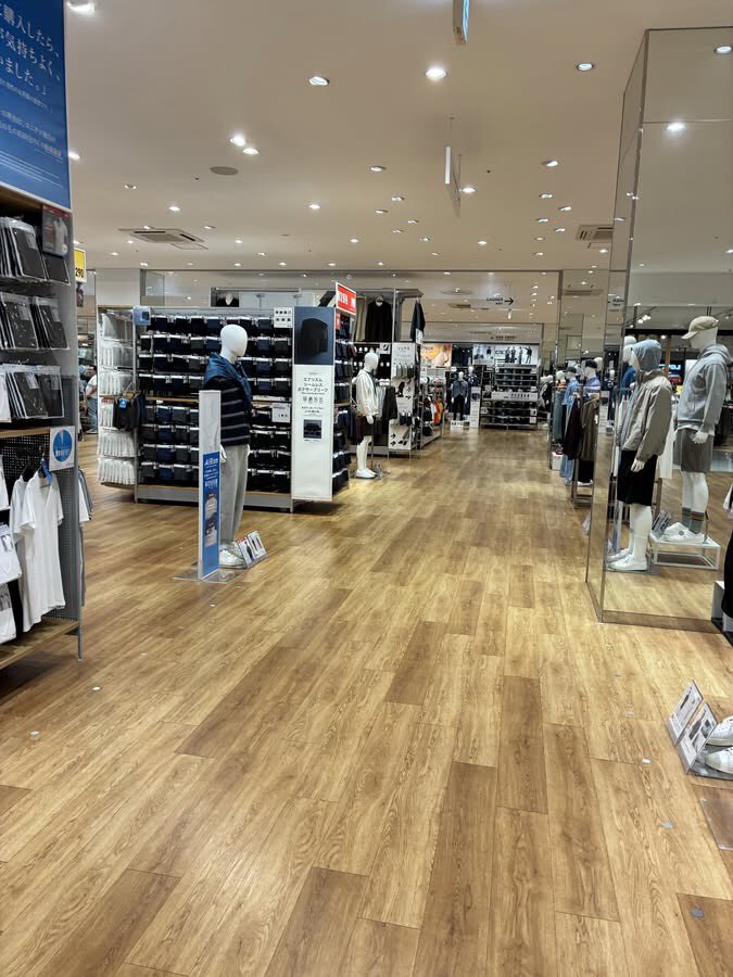 Izumi_Sunagawa's tweet photo. ゆで太郎に続き、UNIQLOもガラガラだと話題に。

日本人を怒らせると、こうなるらしい。 https://t.co/WeJfmKbZSx