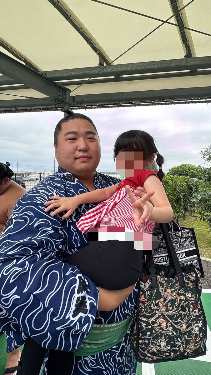 twinsumo's tweet photo. 立川立飛巡業 Xの抽選で見事に当選。
昨日行ってきたけど付き添ってくれた
高校の友人と娘ちゃんはお相撲初心者🔰
楽しめるか不安だったけど
初切見て笑ったり出待ちで
間近でお相撲さん見たり
最後の最後には若元春関に
抱っこしてもらえて楽しんでもらえて
嬉しかった🥹有難うございました🫶🏻 https://t.co/H07lzH8ssg