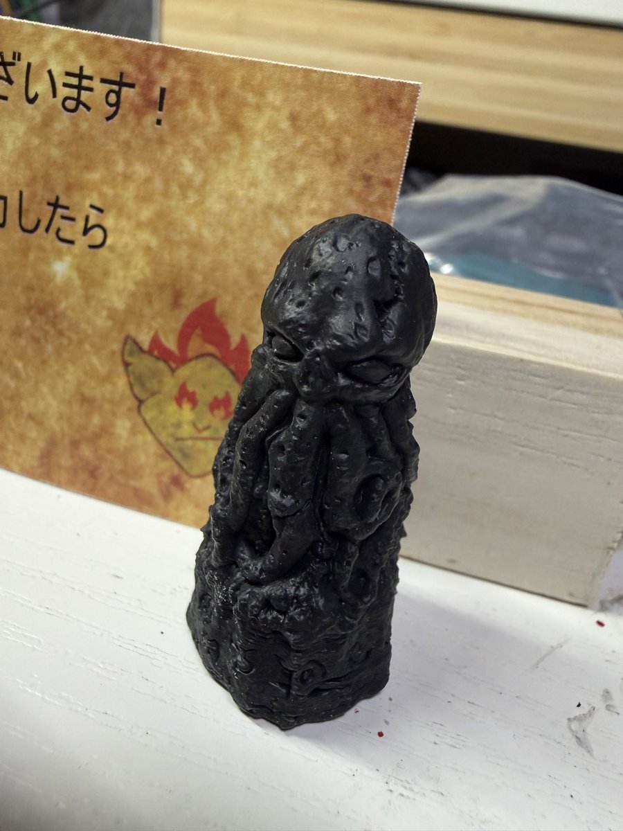 asajiy's tweet photo. ホットゴブリンさんで通販して付いてきたおまけ。何かを守ってるタコ？ https://t.co/JblukISJAE