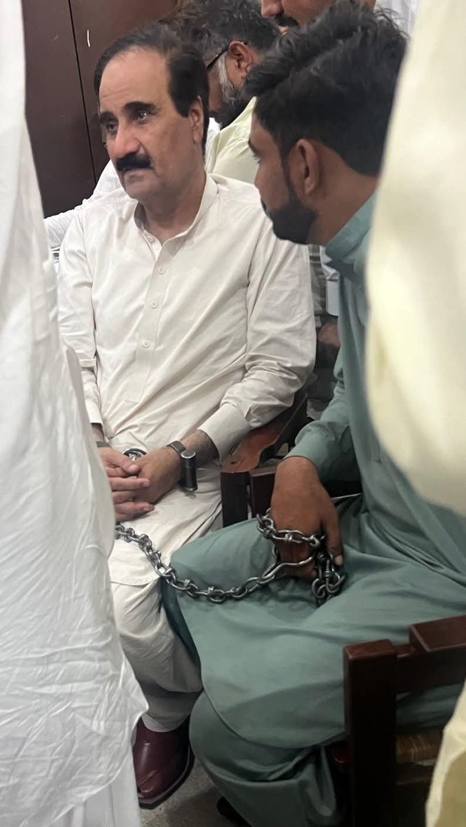 masoomamiradv's tweet photo. حاجی امتیاز کو ہتھکڑیاں لگا کر عدالت میں پیش کر دیا گیا، جبکہ دو مزید مقدمات میں بھی گرفتاری ڈال دی گئی۔
یہ نظام باز آنے کا نام نہیں لے رہا۔ سیاسی انتقام اور جبر کا یہ سلسلہ بند کیا جائے۔
قانون سب کے لیے برابر ہونا چاہیے
@salmanAraja @NaeemPanjuthaa @intazarpanjutha @PTIPunjabPK https://t.co/9BbnTwwKS3