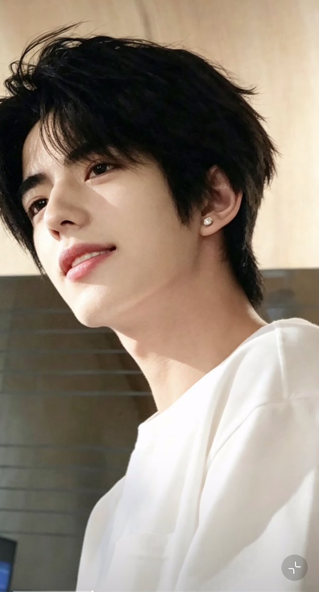tttirorong's tweet photo. 이만큼생겻으면싸가지부려도납득가능인데말수적고예쁜짓하고하지말라는거않함
조용히큰눈깜빡거리면서열심히예쁘시는중
#밥잘해주는예쁜누나 https://t.co/kkvTkuxtIg