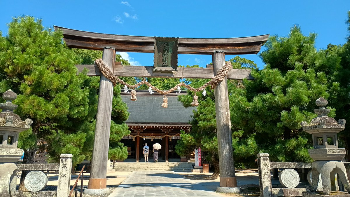 torusend's tweet photo. 松陰神社（萩市）に参拝しに行くと、生け垣にたくさんの可愛らしい傘がたくさん。

よく見ると、おみくじ!

早速ひとつ引いてみたら「雨」
小吉でした

そのまま自分用のお土産として持ち帰り、飾る場所を検討中です

なんとこれ、裏もしっかりしていてちゃんと畳めるスグレモノ

これも流行りそう☂️ https://t.co/KRX2pHW3w3