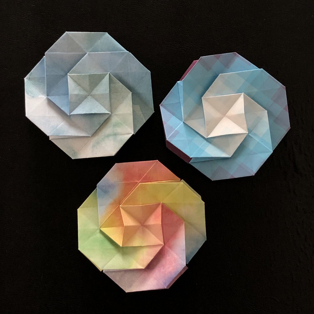 OrigamiRiko's tweet photo. #桃谷好英 さんのあじさい折りを変化2
#あじさい折り
#折り紙
#origami
#origamitessellation https://t.co/sMevTwItN6