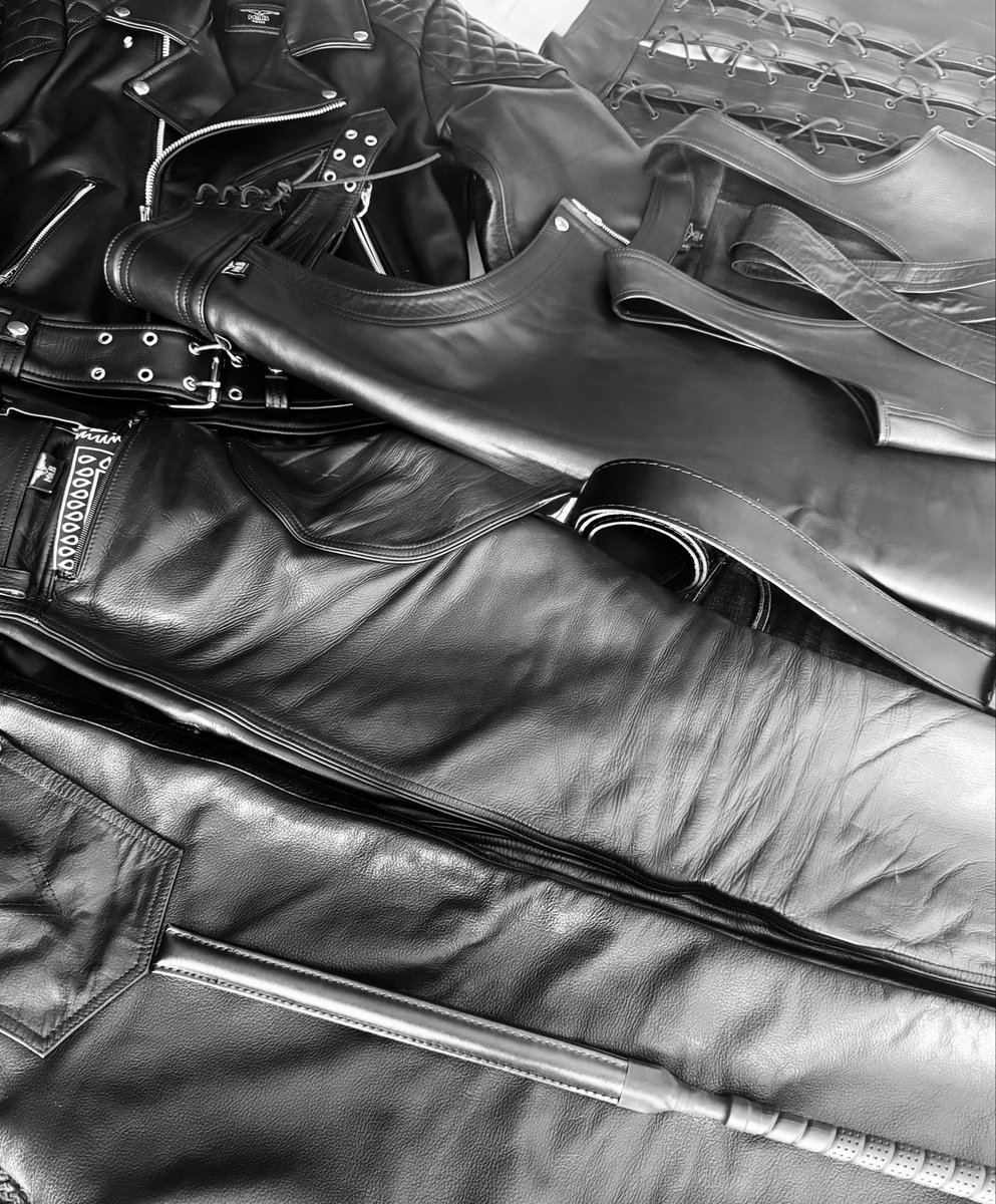 leathersmoker92's tweet photo. Getting ready for Folsom Berlin 🖤⛓️

Are you going too? 😈

#leatherman #fetish #folsom #berlin https://t.co/0EWRQZXmpQ