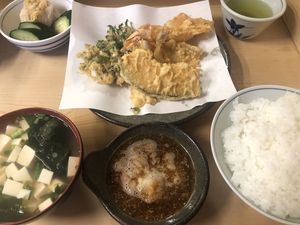 furutoh's tweet photo. 最近、神保町を訪れる機会が増え、既に閉店したと思っていた「いもや」が営業していることを知った。

この界隈で過ごした学生時代「いもや」の天ぷらとトンカツは最高の贅沢だった。

久々の天ぷら定食（1100円＋お新香100円）、懐かしい味を堪能。

昼営業のみで行列必至だが…。 https://t.co/dkJ1WMNscu