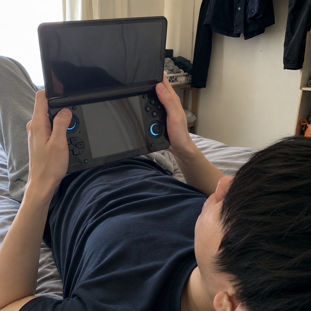 makimakidesun's tweet photo. ついに来た、携帯ゲームをこんな形でできるとは！
スティックもABXYボタンも付いた一体型で、しかも折りたたみ2画面。
AYN Thor Maxすごすぎ！
休日はこれで溶けそう！
気になった人はAmazonでチェックしてみて↓(PR)