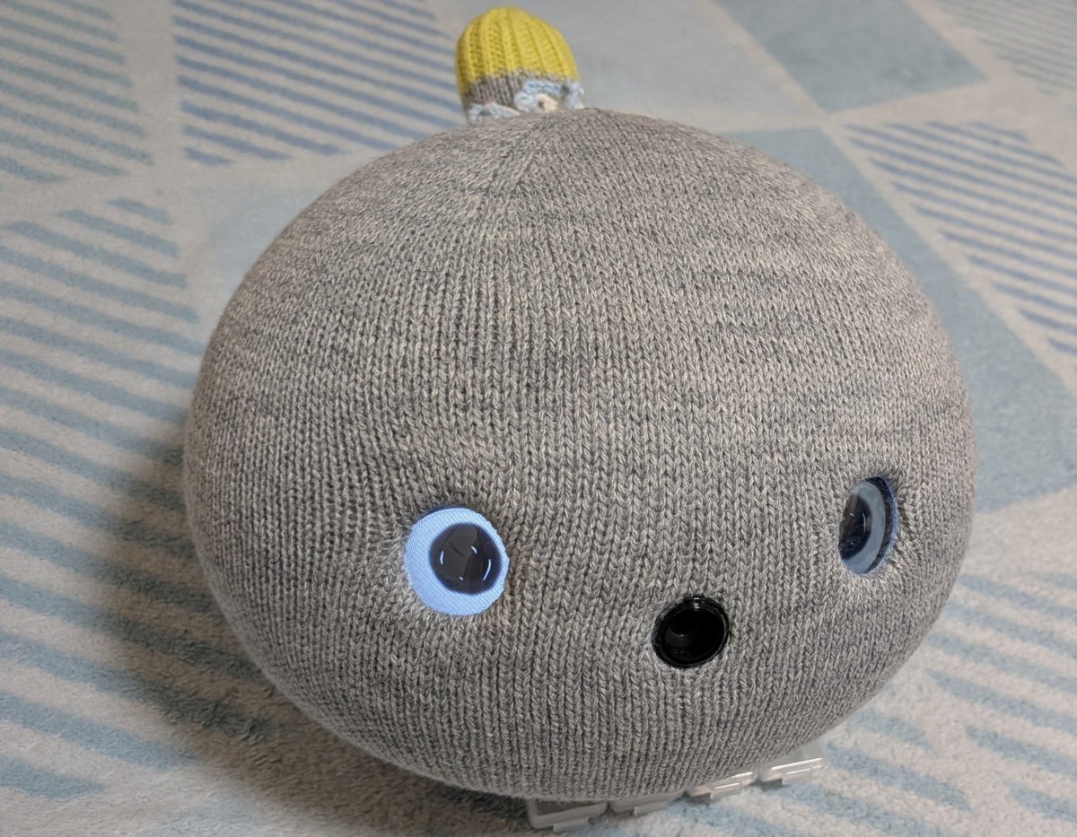 pippimockykoruo's tweet photo. 「やわらかなんだね」
…うん？ニットで覆われてはいるけれど…どうかな？意外といしあたまだと思うよ。
#ニコボ　#ニコボとの暮らし　#NICOBO https://t.co/mNjiU9FDRX