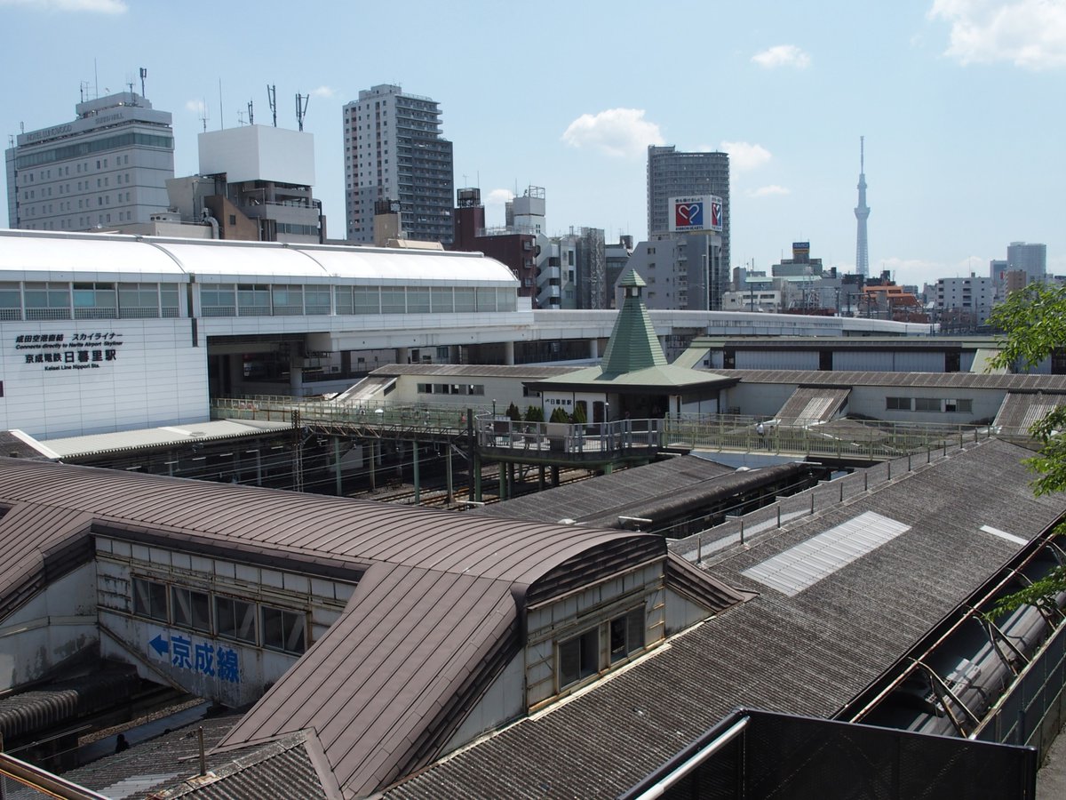 akatsukisha's tweet photo. PODCAST「安藤進一の発掘！駅タビ」第28回 #日暮里駅 配信開始しました。
スポティファイほか多チャンネルで公開中！
https://t.co/lMXWH0J9zY

京浜東北山手線に始まって東北新幹線、東北本線、常磐線、京成本線と、14本もの線路を陸橋の上から一望できる日暮里駅は、全国のファンに堪らないトレインビューの聖地。ガイドに載らない東京都心の駅旅を紹介します。
---
駅とまちの将来を考えるフォトエッセイ『駅路VISION』シリーズ
最新刊「第1巻・鹿児島本線Ⅰ 2026改訂版」（#門司港～#大牟田 全60駅収録）
お求めはアマゾンでどうぞ。
https://t.co/rP9KYyZ9lV

#駅旅 #発掘駅タビ #駅たび #駅路vision
#JR東日本 #京成電鉄 #東京都
#谷中銀座