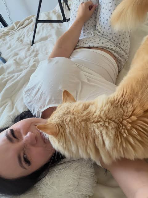 SophiaSmitsd's tweet photo. Morning looks 🥰😻with Kelly 🐹🐶 https://t.co/fq3ydn3gZf