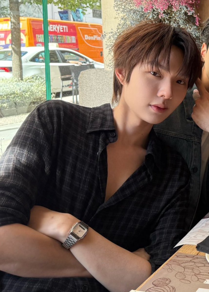 taiixyang's tweet photo. Are we fucking insane https://t.co/kkWZ1955xn