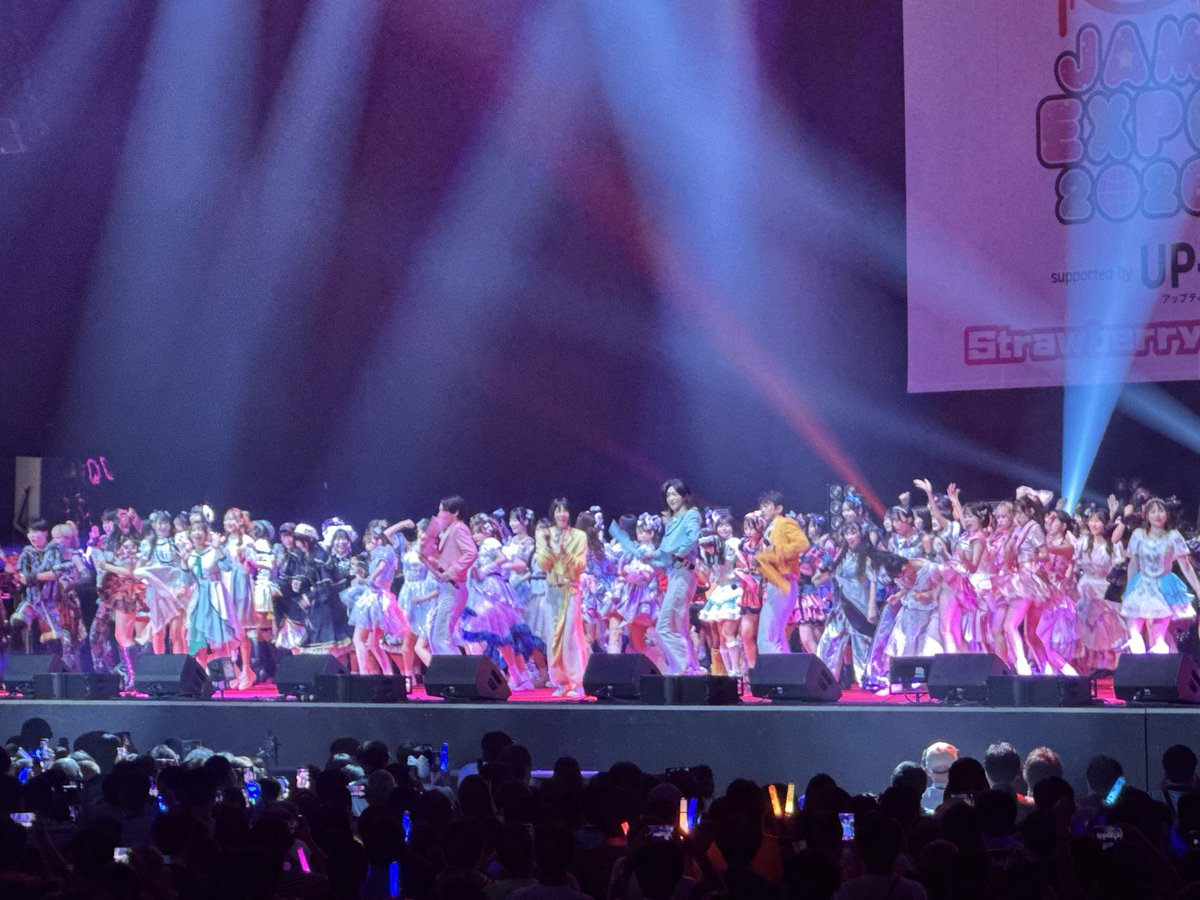 yyaokkin's tweet photo. 昨日はありがとうな！キラキラしてるって言葉がハマるアイドルじゃなくて生き生きと自分魅せるアイドル！モナキコラボの頭回しダンスもフィロのスもアツかったぜ
クラスTシャツみたいに塗って言ったからほとんどその話になってしまったけど笑笑
#開歌
#山村伶那
#むーさんとチェキ
#アットジャム https://t.co/7Mz16Npehs