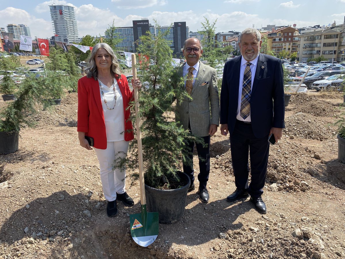 SibelSuicmez's tweet photo. Yeni Parti’mizin genel merkezini ağaçlarımızı dikerek açtık.

Milletin kurduğu, büyüttüğü partimizi milletimiz iktidar yapacak.

Yolumuz açık olsun. https://t.co/wBPJtSKRzT