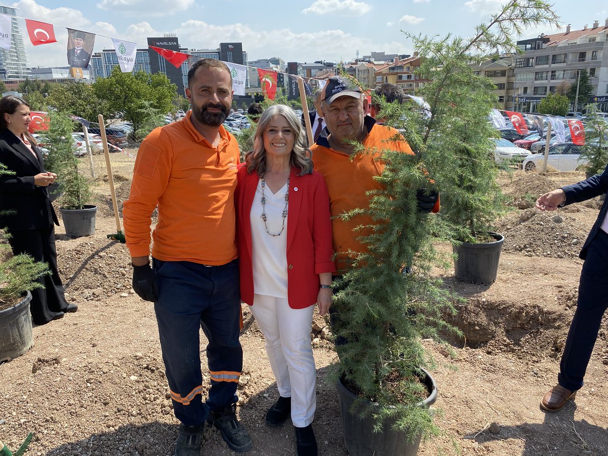 SibelSuicmez's tweet photo. Yeni Parti’mizin genel merkezini ağaçlarımızı dikerek açtık.

Milletin kurduğu, büyüttüğü partimizi milletimiz iktidar yapacak.

Yolumuz açık olsun. https://t.co/wBPJtSKRzT