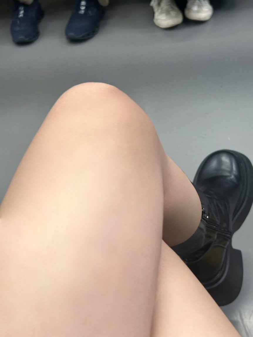 ayan09140's tweet photo. 脚にお貢ぎして？笑

#貢ぎマゾ #貢ぎ奴隷 #S女 https://t.co/ZnbxpmdfDn