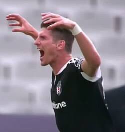 excellencebjk's tweet photo. 🦅 Mario Gomez vs. Dusan Vlahovic

Beşiktaş formasıyla ilk 3 maçları:

🇩🇪 Mario Gomez
• İlk 3 maç: 0 gol + 0 asist
• 4. maç: Başakşehir 🆚 → 2 gol ⚽⚽

🇷🇸 Dusan Vlahovic
��� İlk 3 maç: 0 gol + 0 asist
• 4. maç: Çorum FK 🆚 → ?

Gomez, ilk 3 maçta sessiz kaldıktan sonra 4. maçında Başakşehir karşısında 2 gol atarak patlamıştı.

Vlahovic ???