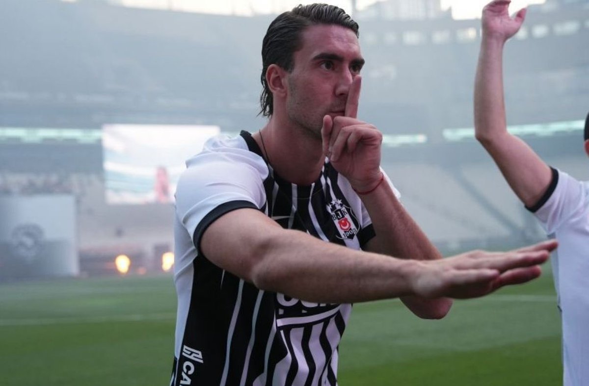 excellencebjk's tweet photo. 🦅 Mario Gomez vs. Dusan Vlahovic

Beşiktaş formasıyla ilk 3 maçları:

🇩🇪 Mario Gomez
• İlk 3 maç: 0 gol + 0 asist
• 4. maç: Başakşehir 🆚 → 2 gol ⚽⚽

🇷🇸 Dusan Vlahovic
��� İlk 3 maç: 0 gol + 0 asist
• 4. maç: Çorum FK 🆚 → ?

Gomez, ilk 3 maçta sessiz kaldıktan sonra 4. maçında Başakşehir karşısında 2 gol atarak patlamıştı.

Vlahovic ???