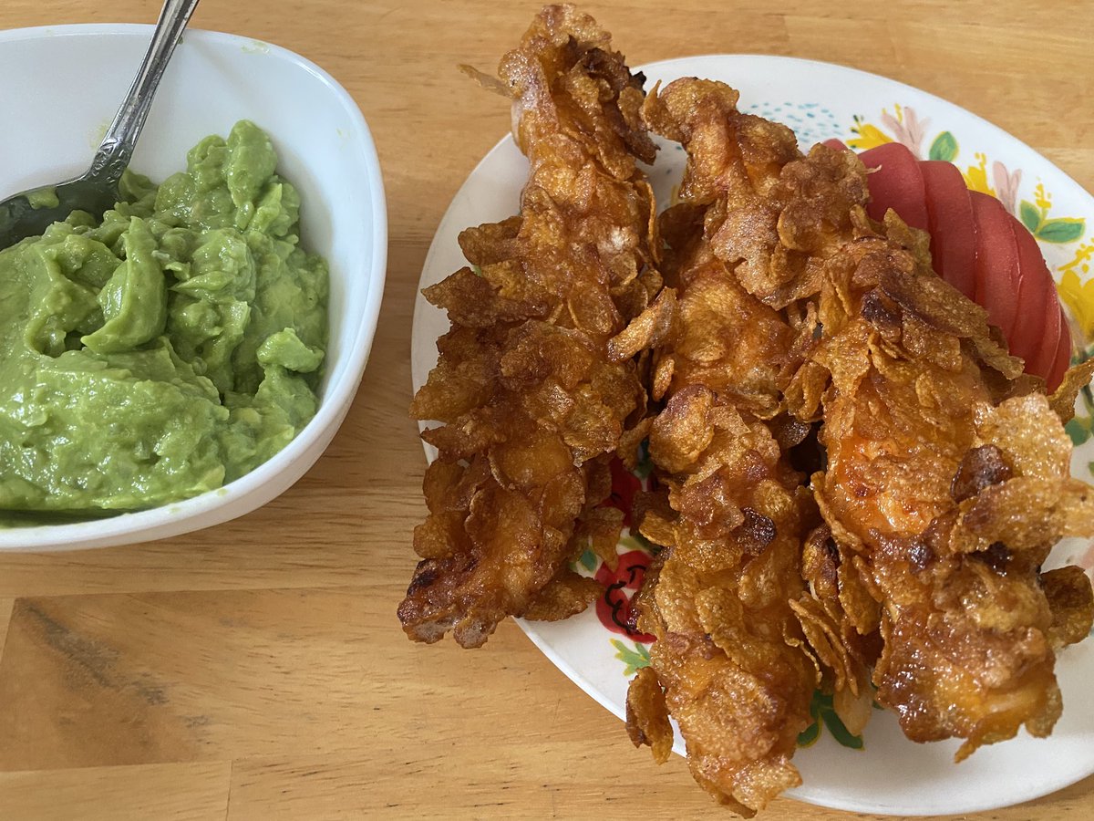 ApacheMorito's tweet photo. パリパリチキン作ったー！！
コーンフレークを纏わせたささみ！！
肉の下味はほぼヤンニョムチキンにしたので甘辛って感じ！砕いた鶏ガラ粉末を塗すのが揚げ鶏系には必須！まじでうまい！
ワカモレも初めて作ったけど、このチキン スイートチリとワカモレがバッチバチに合う🤤
冷めてもパリパリ🫰 https://t.co/bhTdlDJB3q