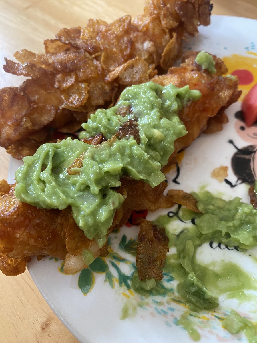ApacheMorito's tweet photo. パリパリチキン作ったー！！
コーンフレークを纏わせたささみ！！
肉の下味はほぼヤンニョムチキンにしたので甘辛って感じ！砕いた鶏ガラ粉末を塗すのが揚げ鶏系には必須！まじでうまい！
ワカモレも初めて作ったけど、このチキン スイートチリとワカモレがバッチバチに合う🤤
冷めてもパリパリ🫰 https://t.co/bhTdlDJB3q