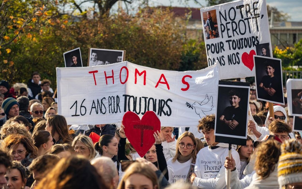 tvlofficiel's tweet photo. 🇫🇷 Selon Mediapart, six individus mis en examen pour le meurtre de Thomas à Crépol avaient l'habitude de perturber les bals locaux, à l'instar de celui de Saint-Paul-lès-Romans en avril 2023, durant lequel ils avaient intimidé les participants en les insultant de « Sales Français ! ».

Parmi eux, Amar B., de nationalité française, qui a notamment déclaré lors d'une audition : « À chaque bal, c’est les Français contre les Arabes et les Arabes contre  les Français. »

Malgré des insultes similaires avant le meurtre de Thomas, le parquet a refusé de retenir la circonstance aggravante de racisme antiblanc.