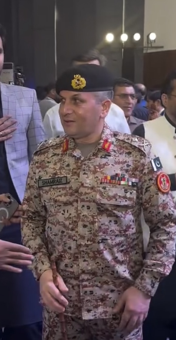 soldierspeaks's tweet photo. کراچی کی واٹر مافیا — اصل میں منافع کون کما رہا ہے؟

ایم کیو ایم کے رہنما مصطفیٰ کمال کا کہنا ہے کہ سندھ حکومت کراچی کے شہریوں کو ان کی سب سے بنیادی ضرورت یعنی پانی سے محروم کر کے لوٹ رہی ہے۔ وہ الزام لگاتے ہیں کہ عوام کے لیے مختص پانی کو موڑ دیا جاتا ہے اور پھر اسے ٹینکروں کے ذریعے بے بس کراچی والوں کو آٹھ سے بارہ ہزار روپے فی ٹینکر کے حساب سے بیچا جاتا ہے، جس سے اربوں روپے کمائے جا رہے ہیں۔

تاہم یہ ایک اور بھی بڑا سوال اٹھاتا ہے:سندھ رینجرز کراچی میں اصل میں کیا کر رہے ہیں؟انہیں قانون و انتظام کے نام پر تعینات کیا گیا تھا — تو رینجرز کے اہلکاروں یا افسران کا کراچی کے ہائیڈرنٹس اور منافع بخش ٹینکر پانی کے کاروبار میں کیا کردار ہے، اگر کوئی ہے تو؟ان ہائیڈرنٹس پر کنٹرول کس کا ہے؟ پیسے کسے ملتے ہیں؟ یہ رقم کہاں جاتی ہے؟ اور اس نظام کی حفاظت کون کر رہا ہے جو مبینہ طور پر کراچی والوں کو ان کا اپنا پانی ہی بھاری قیمتوں پر خریدنے پر مجبور کرتا ہے؟

یہ سنگین سوالات ہیں جن کے سنگین جوابات درکار ہیں۔میں واٹر ہائیڈرنٹ کاروبار اور طاقتور اداروں و افراد کے کردار سے متعلق الزامات کی تحقیقات کر رہا ہوں۔ شواہد کے ساتھ ایک بڑی تحقیقی رپورٹ جلد آرہی ہے۔موجودہ ڈی جی رینجرز سندھ میجر جنرل محمد شمریز خان ہیں، جو آرٹلری کور سے تعلق رکھتے ہیں، 90ویں پی ایم اے لانگ کورس کے فارغ التحصیل ہیں اور اس سے قبل کھاریان میں 17 انفنٹری ڈویژن کے جی او سی رہ چکے ہیں۔ مبینہ طور پر وہ اس ریکٹ میں ملوث ہیں۔

کراچی کو یہ جاننے کا حق ہے کہ اس کے پانی سے کون پیسہ کما رہا ہے — اور کس کی سرپرستی میں؟بریکنگ انویسٹی گیشن جلد آرہی ہے۔