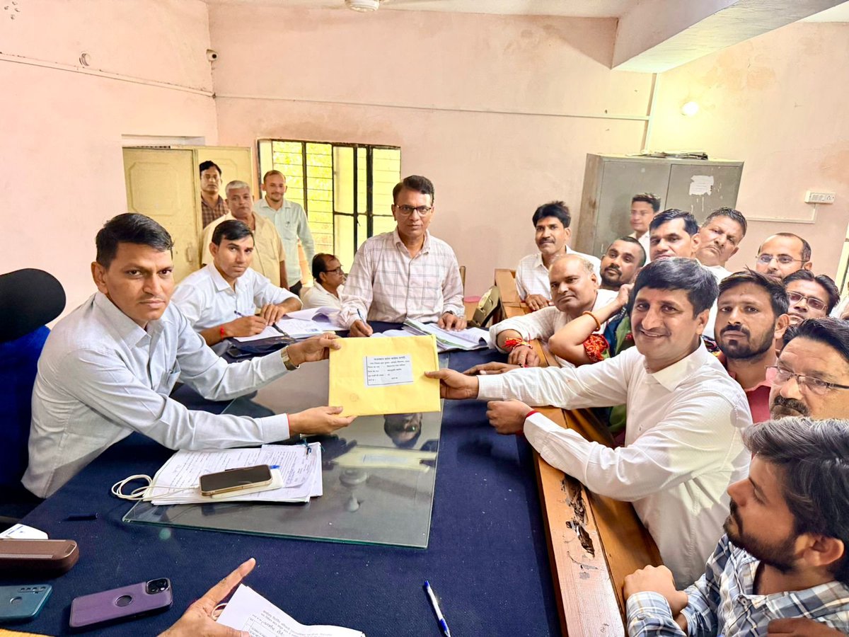 IndrajGurjarinc's tweet photo. आज पावटा एवं विराटनगर नगर पालिका के नगर निकाय चुनाव में कांग्रेस पार्टी के अधिकृत प्रत्याशियों के पार्टी सिंबल चुनाव अधिकारी को विधिवत जमा करवाए गए।

कांग्रेस पार्टी के सभी अधिकृत प्रत्याशियों को हार्दिक शुभकामनाएं।

मुझे पूर्ण विश्वास है कि हमारे सभी प्रत्याशी कांग्रेस की विचारधारा, जनसेवा और विकास के संकल्प के साथ जनता के बीच जाएंगे और जनता का आशीर्वाद प्राप्त कर विजय हासिल करेंगे।

कांग्रेस का हाथ — आमजन के साथ।