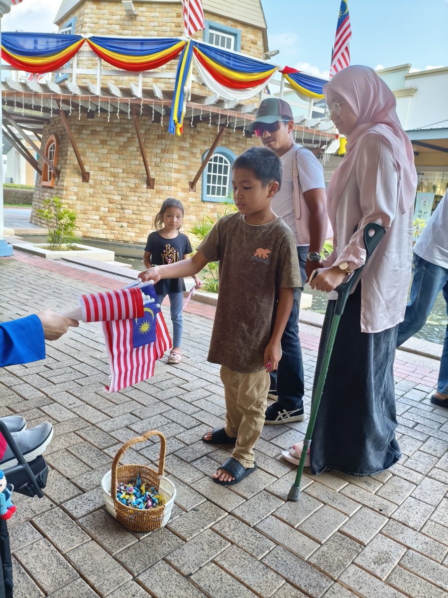 mirul_taku's tweet photo. OTSUTAKUUUU! 🇲🇾✨

The mission to give away 100 Malaysian flags this year is officially COMPLETE! 🎉🇲🇾

Thank you so much, everyone! ❤️ https://t.co/6DLPVzvGAH