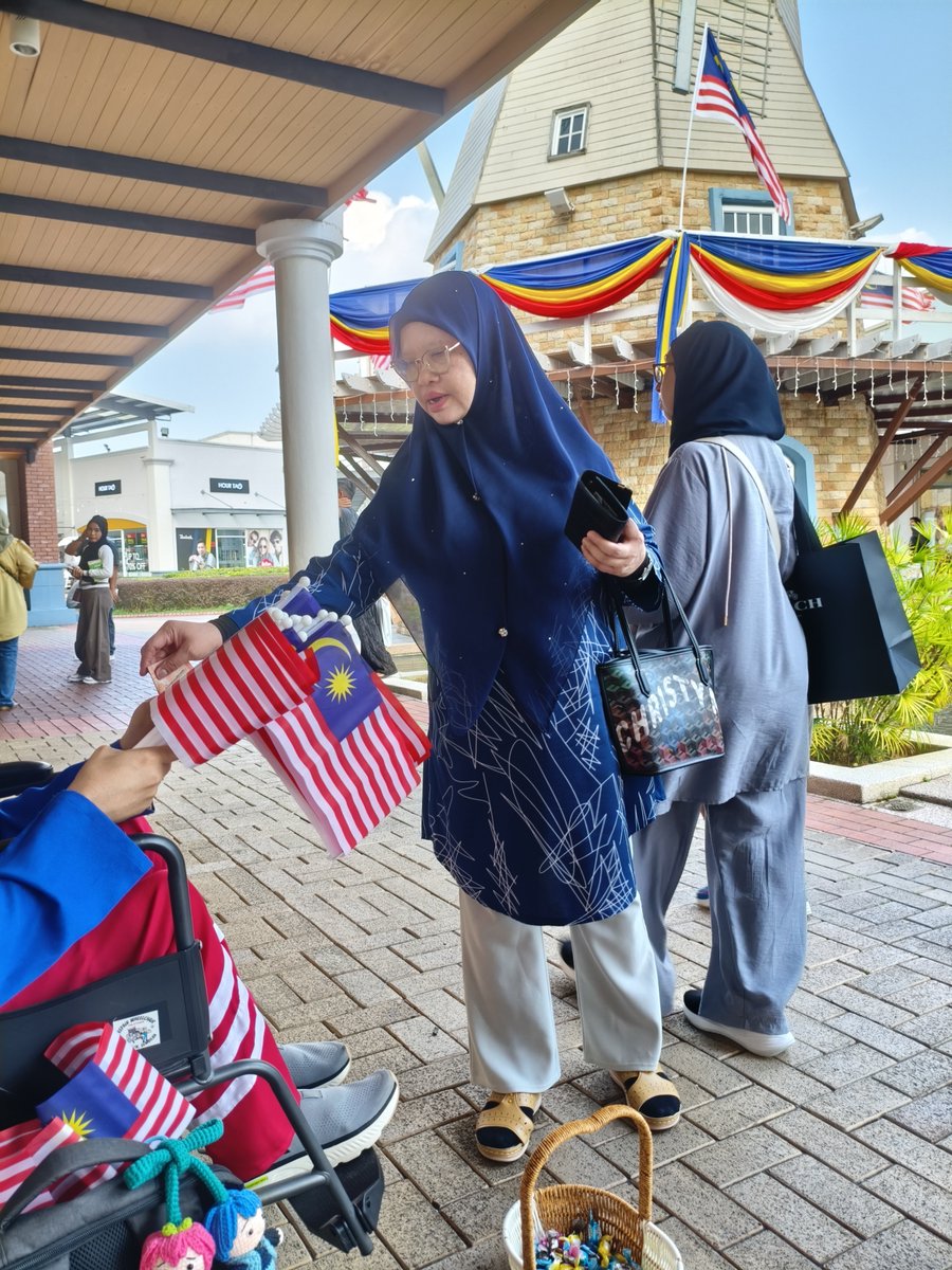 mirul_taku's tweet photo. OTSUTAKUUUU! 🇲🇾✨

The mission to give away 100 Malaysian flags this year is officially COMPLETE! 🎉🇲🇾

Thank you so much, everyone! ❤️ https://t.co/6DLPVzvGAH