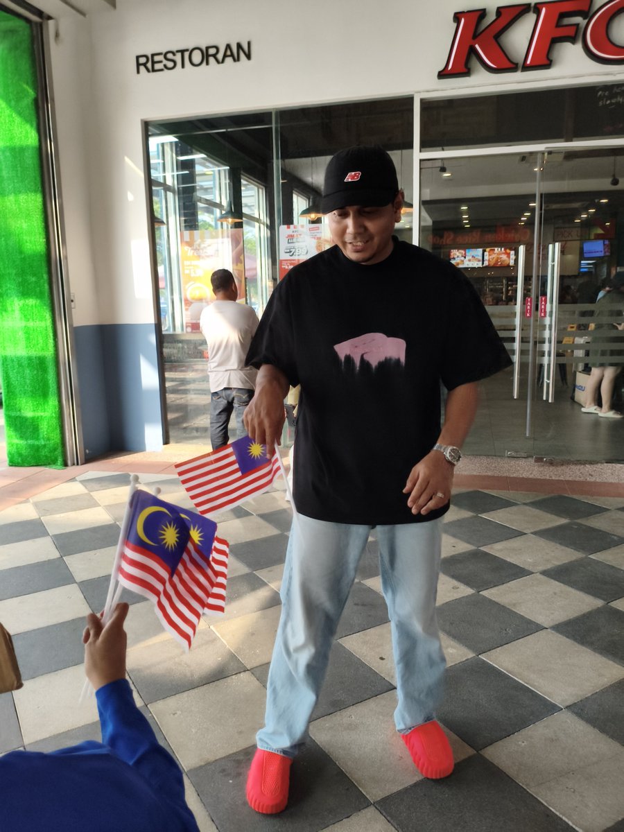 mirul_taku's tweet photo. OTSUTAKUUUU! 🇲🇾✨

The mission to give away 100 Malaysian flags this year is officially COMPLETE! 🎉🇲🇾

Thank you so much, everyone! ❤️ https://t.co/6DLPVzvGAH