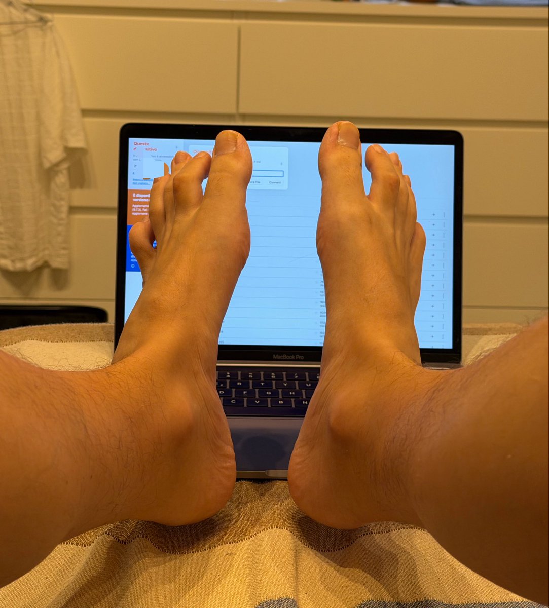 heeeyj2's tweet photo. Di nuovo operativo: con le suole rivolte verso la tua faccia e anydesk aperto per drenarti
#moneyslave https://t.co/hbU0TVXpLR