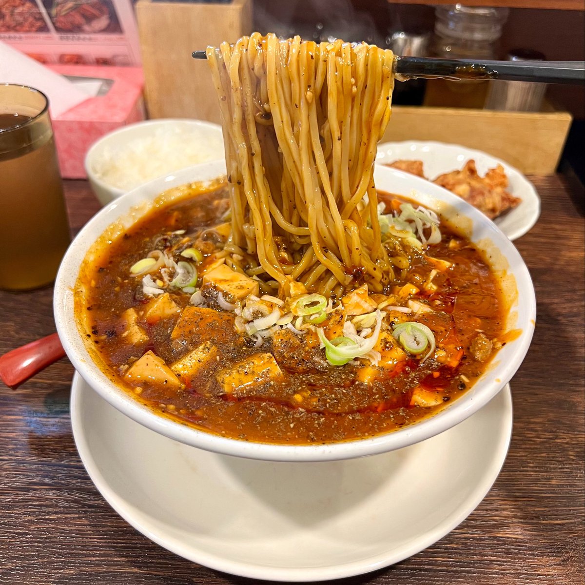 mitsuki_y1216's tweet photo. 店主さんから忠告アリ🔥
北極3倍超えの辛くて旨い麻婆豆腐麺が食べられる西大島のラーメン店、香辣居(からい)

自家製ラー油と花椒の香りが食欲をそそりまくる激ウマ麻婆餡はライスを注文して最後の一滴まで堪能したい中毒性のある味わい。

辛さは控えめ・普通・辛めの3段階から選べます🌶

【香辣居 8号店  西大島】