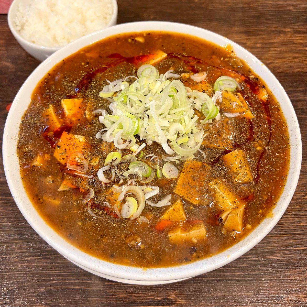 mitsuki_y1216's tweet photo. 店主さんから忠告アリ🔥
北極3倍超えの辛くて旨い麻婆豆腐麺が食べられる西大島のラーメン店、香辣居(からい)

自家製ラー油と花椒の香りが食欲をそそりまくる激ウマ麻婆餡はライスを注文して最後の一滴まで堪能したい中毒性のある味わい。

辛さは控えめ・普通・辛めの3段階から選べます🌶

【香辣居 8号店  西大島】