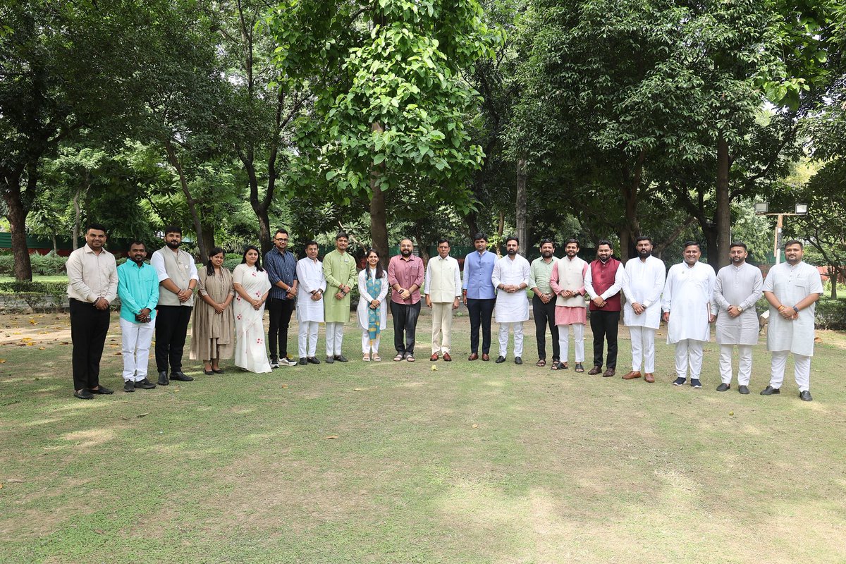 DrPrashantkorat's tweet photo. આજરોજ દિલ્હી ખાતે માનનીય કેન્દ્રીય મંત્રી શ્રી @mansukhmandviya જીના નિવાસ્થાને યુવા મોરચાના રાષ્ટ્રીય અધ્યક્ષ ડૉ. @drhemangjoshimp ની સહ-ઉપસ્થિતિમાં મુલાકાત અને સાર્થક ચર્ચા થઈ.

આ મુલાકાત દરમિયાન, BJYM ગુજરાતની સમગ્ર ટીમ સાથે યુવા સશક્તિકરણ અને સંગઠન વિષયક વિવિધ પહેલો વિશે વિસ્તૃત વાતચીત કરવામાં આવી.