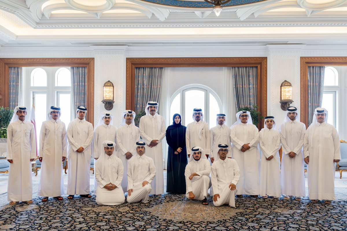 NadeebQa's tweet photo. سموّ الأمير @TamimBinHamad يُكرم أوائل الطلبة المتفوقين من البنين في الثانوية العامة على مستوى الدولة

وأعرب سموّه عن سعادته بإنجازاتهم، آملًا أن تكون حافزًا لهم على مواصلة تطوير معارفهم وقدراتهم والإسهام في المسيرة التنموية للبلاد، مؤكدًا سموّه قدرة الكفاءات القطرية على التميز والتعامل مع مختلف التحديات وإدارة الأزمات، ومتمنيًا لهم التوفيق والسداد

@Qatar_Edu | #نديب_قطر | #قطر 🇶🇦